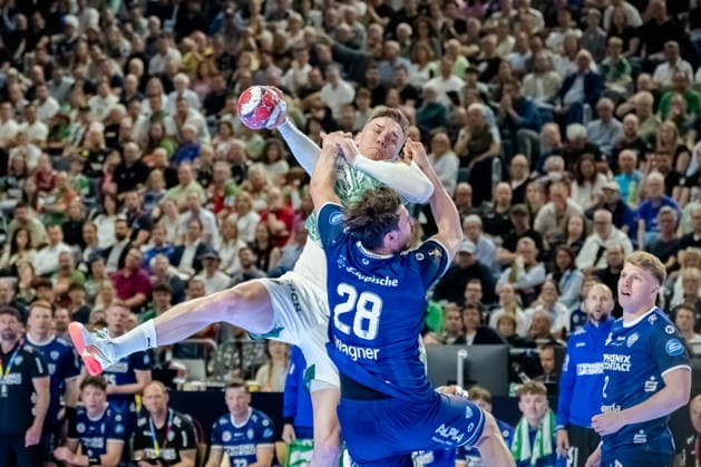 Cologne, 18 04 2026, Handball, Men, Lidl Final4, DHB Cup, Semi-final, TBV Lemgo Lippe Füchse Berlin Lasse Bredekjaer Andersson Füchse Berlin, 11 in duel with Hendrik Wagner TBV Lemgo, 28 Cologne Lanxess Arena NRW Germany