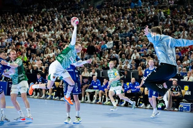 Cologne, 18 04 2026, Handball, Men, Lidl Final4, DHB Cup, Semi-final, TBV Lemgo Lippe Füchse Berlin Tobias Schjolberg Grondahl Füchse Berlin, 15 on goal throw against Constantin Möstl TBV Lemgo, 1 Köln Lanxess Arena NRW Germany