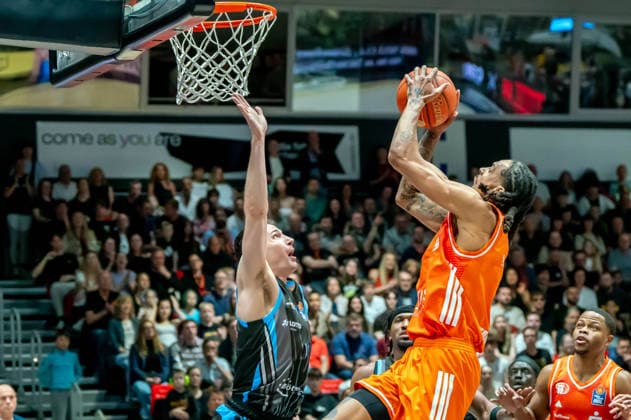 Chemnitz, Germany 18 April 2026 1 BBL 2025 2026 Sp 30 Niners Chemnitz vs Science City Jena Pictured from left in a duel Jack Pagenkopf Jena and Kevin Yebo 99 Copyright: xFotostandx xNachtigallx