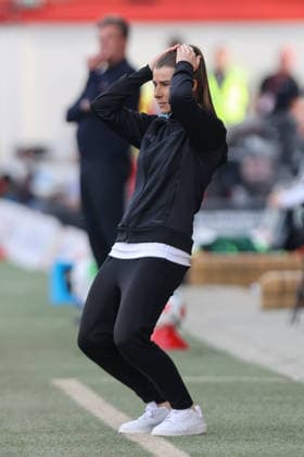 18 04 2026, xtgx, Fussball 1 Bundesliga, 1 FC Union Berlin VfL Wolfsburg emspor, v l Marie Louise Eta Union Berlin, Trainerin enttaeuscht, enttäuscht, schaut enttaeuscht, niedergeschlagen, disappointed DFL DFB REGULATIONS PROHIBIT ANY USE OF PHOTOGRAPHS as IMAGE SEQUENCES and or QUASI VIDEO Berlin