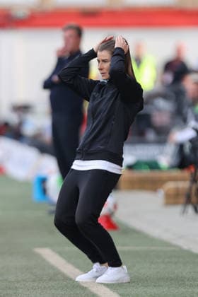 18 04 2026, xtgx, Fussball 1 Bundesliga, 1 FC Union Berlin VfL Wolfsburg emspor, v l Marie Louise Eta Union Berlin, Trainerin enttaeuscht, enttäuscht, schaut enttaeuscht, niedergeschlagen, disappointed DFL DFB REGULATIONS PROHIBIT ANY USE OF PHOTOGRAPHS as IMAGE SEQUENCES and or QUASI VIDEO Berlin