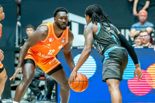 Chemnitz, Germany 18 April 2026 1 BBL 2025 2026 Sp 30 Niners Chemnitz vs Science City Jena In the picture from left in the duel Amadou Sow 99 and Great Osobor Jena Copyright: xFotostandx xNachtigallx