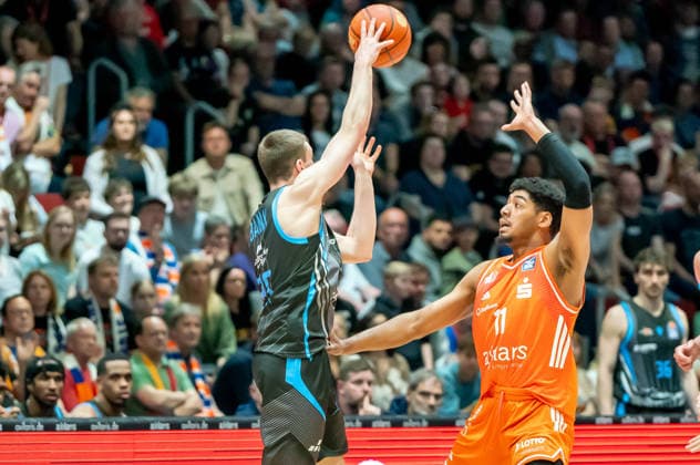 Chemnitz, Germany 18 April 2026 1 BBL 2025 2026 Sp 30 Niners Chemnitz vs Science City Jena In the picture from left in the duel Lorenz Bank Jena and Kostja Mushidi 99 Copyright: xFotostandx xNachtigallx
