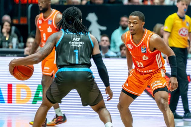 Chemnitz, Germany 18 April 2026 1 BBL 2025 2026 Sp 30 Niners Chemnitz vs Science City Jena In the picture from left in the duel Great Osobor Jena and Eric Washington 99 Copyright: xFotostandx xNachtigallx