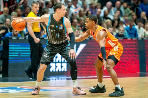 Chemnitz, Germany 18 April 2026 1 BBL 2025 2026 Sp 30 Niners Chemnitz vs Science City Jena In the picture from left in the duel Jack Pagenkopf Jena and Eric Washington 99 Copyright: xFotostandx xNachtigallx