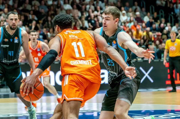 Chemnitz, Germany 18 April 2026 1 BBL 2025 2026 Sp 30 Niners Chemnitz vs Science City Jena In the picture from left in the duel Kostja Mushidi 99 and Lorenz Bank Jena Copyright: xFotostandx xNachtigallx
