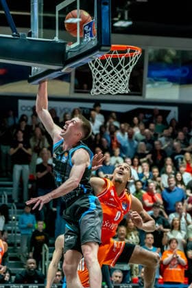 Chemnitz, Germany 18 April 2026 1 BBL 2025 2026 Sp 30 Niners Chemnitz vs Science City Jena Pictured from left in a duel Joe Wieskamp Jena and Kevin Yebo 99 Copyright: xFotostandx xNachtigallx