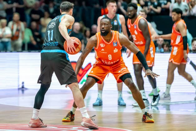 Chemnitz, Germany 18 April 2026 1 BBL 2025 2026 Sp 30 Niners Chemnitz vs Science City Jena In the picture from left in the duel Jack Pagenkopf Jena and John Newman III 99 Copyright: xFotostandx xNachtigallx