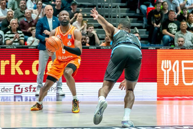 Chemnitz, Germany 18 April 2026 1 BBL 2025 2026 Sp 30 Niners Chemnitz vs Science City Jena In the picture from left in the duel John Newman III 99 and William McNair JR Jena Copyright: xFotostandx xNachtigallx