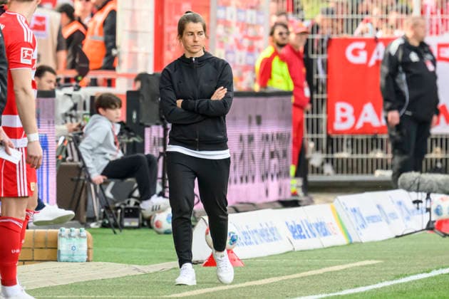 v l Marie Louise Eta 1 FC Union Berlin, Coach , sad, depressed, angry, emotional, GER, Berlin, 1 FC Union Berlin vs VfL Wolfsburg, 1 Bundesliga, Football, DFB, Matchday 30, Season 2025 2026, Alte Försterei, DFB DFL REGULATIONS PROHIBIT ANY USE OF PHOTOGRAPHS AS IMAGE SEQUENCES AND OR QUASI VIDEO, April 18, 2026, Copyright: HMBxMedia UwexKoch