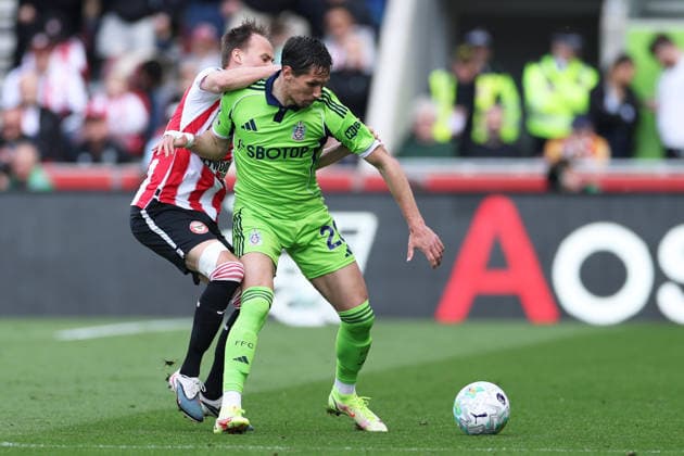 Brentford v Fulham - Premier League Mikkel Damsgaard of Brentford pressures Sasa Lukic of Fulham during the Premier League match between Brentford and Fulham at the Gtech Community Stadium in Brentford, United Kingdom, on April 18, 2026. Brentford Greater London United Kingdom  Copyright: xMIxNewsx originalFilename:fletcher-brentfor260418_npS4N.jpg