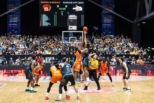 GER, easy Credit Basketball Bundesliga, 23 Spieltag, Niners Chemnitz Science City Jena 18 04 2026, Messe, Chemnitz, GER, easy Credit Basketball Bundesliga, 23 Spieltag, Niners Chemnitz Science City Jena Tipp off, Kevin Yebo Niners Chemnitz, 0 , William McNair Jr Science City Jena 3 Foto Alexander Trienitz Chemnitz Messe Sachsen Germany