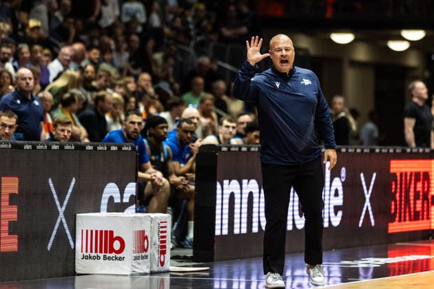 GER, easy Credit Basketball Bundesliga, 23 Spieltag, Niners Chemnitz Science City Jena 18 04 2026, Messe, Chemnitz, GER, easy Credit Basketball Bundesliga, 23 Spieltag, Niners Chemnitz Science City Jena Mike Taylor Head Coach , Science City Jena Foto Alexander Trienitz Chemnitz Messe Sachsen Germany