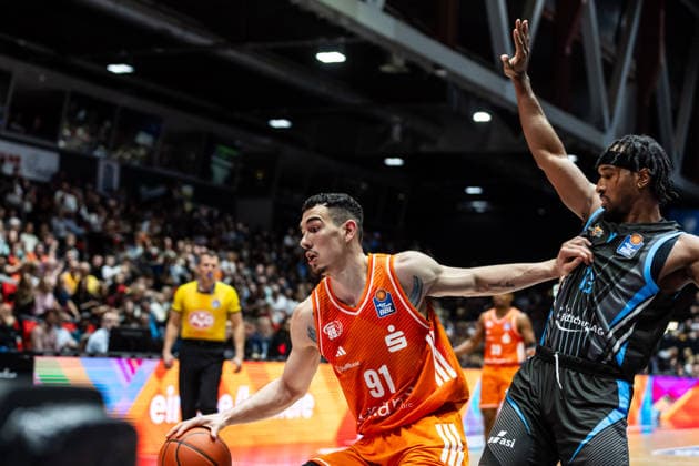 GER, easy Credit Basketball Bundesliga, 23 Spieltag, Niners Chemnitz Science City Jena 18 04 2026, Messe, Chemnitz, GER, easy Credit Basketball Bundesliga, 23 Spieltag, Niners Chemnitz Science City Jena Yordan Minchev Niners Chemnitz, 91 , Keith Braxton Jr Science City Jena, 13 Foto Alexander Trienitz Chemnitz Messe Sachsen Germany