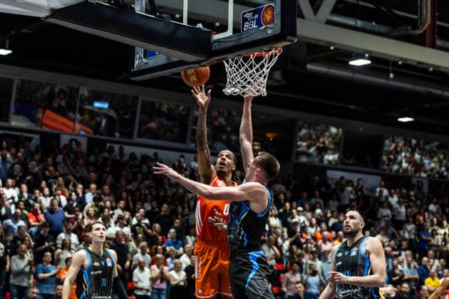 GER, easy Credit Basketball Bundesliga, 23 Spieltag, Niners Chemnitz Science City Jena 18 04 2026, Messe, Chemnitz, GER, easy Credit Basketball Bundesliga, 23 Spieltag, Niners Chemnitz Science City Jena Kevin Yebo Niners Chemnitz, 0 , Joe Wieskamp Science City Jena, 10 Foto Alexander Trienitz Chemnitz Messe Sachsen Germany