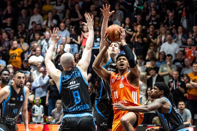 Sport Bilder des Tages GER, easy-Credit Basketball-Bundesliga, 23. Spieltag, Niners Chemnitz - Science City Jena. 18.04.2026, Messe, Chemnitz, GER, easy-Credit Basketball-Bundesliga, 23. Spieltag, Niners Chemnitz - Science City Jena. Kostja Mushidi (Niners Chemnitz, 11), Robin Christen (Science City Jena, 8) Foto Alexander Trienitz Chemnitz Messe Sachsen Deutschland *** GER, easy Credit Basketball Bundesliga, 23 Spieltag, Niners Chemnitz Science City Jena 18 04 2026, Messe, Chemnitz, GER, easy Credit Basketball Bundesliga, 23 Spieltag, Niners Chemnitz Science City Jena Kostja Mushidi Niners Chemnitz, 11 , Robin Christen Science City Jena, 8 Foto Alexander Trienitz Chemnitz Messe Sachsen Germany