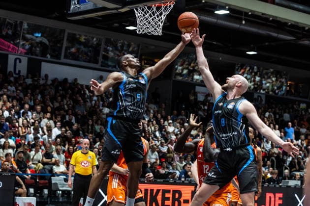GER, easy Credit Basketball Bundesliga, 23 Spieltag, Niners Chemnitz Science City Jena 18 04 2026, Messe, Chemnitz, GER, easy Credit Basketball Bundesliga, 23 Spieltag, Niners Chemnitz Science City Jena Chris Carter Science City Jena, 5 , Robin Christen Science City Jena, 8 Foto Alexander Trienitz Chemnitz Messe Sachsen Germany