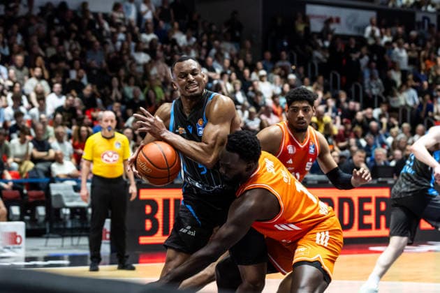 GER, easy Credit Basketball Bundesliga, 23 Spieltag, Niners Chemnitz Science City Jena 18 04 2026, Messe, Chemnitz, GER, easy Credit Basketball Bundesliga, 23 Spieltag, Niners Chemnitz Science City Jena Chris Carter Science City Jena, 5 , Amadou Sow Niners Chemnitz, 12 Foto Alexander Trienitz Chemnitz Messe Sachsen Germany