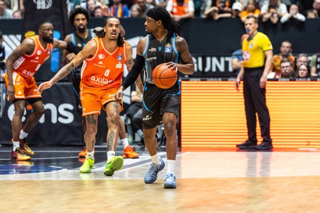 GER, easy Credit Basketball Bundesliga, 23 Spieltag, Niners Chemnitz Science City Jena 18 04 2026, Messe, Chemnitz, GER, easy Credit Basketball Bundesliga, 23 Spieltag, Niners Chemnitz Science City Jena Uchenna Iroegbu Science City Jena 1 Foto Alexander Trienitz Chemnitz Messe Sachsen Germany