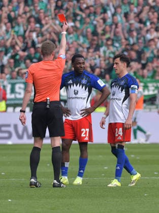 Sport Bilder des Tages 18.04.2026, xblx, Fussball 1.Bundesliga, SV Werder Bremen - Hamburger SV v.l. Schiedsrichter Florian Exner, Rote Karte für, red card for, Platzverweis, Game Misconduct, Philip Otele (Hamburg, HSV, Hamburger SV) (DFL DFB REGULATIONS PROHIBIT ANY USE OF PHOTOGRAPHS as IMAGE SEQUENCES and or QUASI-VIDEO) Bremen *** 18 04 2026, xblx, Soccer 1 Bundesliga, SV Werder Bremen Hamburger SV v l Referee Florian Exner, Red card for, red card for, sending off, Game Misconduct, Philip Otele Hamburg, HSV, Hamburger SV DFL DFB REGULATIONS PROHIBIT ANY USE OF PHOTOGRAPHS as IMAGE SEQUENCES and or QUASI VIDEO Bremen