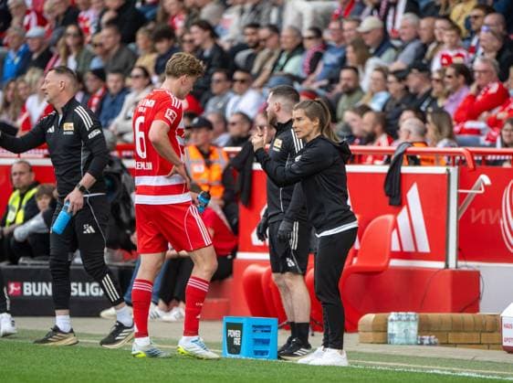 Soccer, Men, Season 2025 2026, 1 Bundesliga 30 Matchday , 1 FC Union Berlin VfL Wolfsburg, v l Aljoscha Kemlein 1 FC Union Berlin , Coach Marie Louise Eta 1 FC Union Berlin , 18 04 2026, Copyright: xMatthiasxKochx