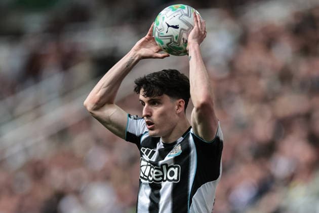 Premier League: Newcastle Untied v Bournemouth Tino Livramento of Newcastle Untied takes a throw-in during the Premier League match Newcastle Untied vs Bournemouth at St. James s Park, Newcastle, United Kingdom on 18 April 2026 (Photo by Mark Cosgrove News Images) Newcastle St. James s Park Tyne and Wear United Kingdom Copyright: xMarkxCosgrove NewsxImagesx