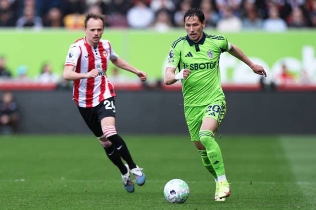 Brentford v Fulham - Premier League Sasa Lukic of Fulham moves with the ball during the Premier League match between Brentford and Fulham at the Gtech Community Stadium in Brentford, United Kingdom, on April 18, 2026. Brentford Greater London United Kingdom  Copyright: xMIxNewsx originalFilename:fletcher-brentfor260418_npwHt.jpg