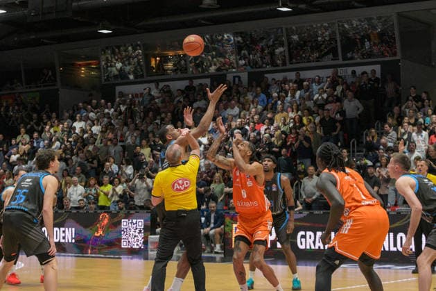 easyCredit Basketball Bundesliga, Matchday 30, Niners Chemnitz Science City Jena 18 04 2026 from 16 00 h Chemnitz, Chemnitz Arena In the photo Tip of, Kevin Yebo 0 , Will McNair 3 easyCredit Basketball Bundesliga, Matchday 30, Niners Chemnitz Science City Jena Chemnitz Saxony Germany Copyright: xEHLxMedia MichelxKöhlerx 202602003-Niners Chemnitz-Science City Jena_005