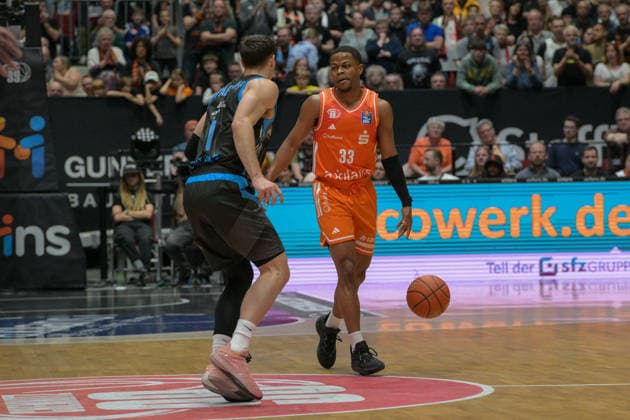easyCredit Basketball Bundesliga, Matchday 30, Niners Chemnitz Science City Jena 18 04 2026 from 16 00 Chemnitz, Chemnitz Arena Im Foto Uchenna Iroegbu 1 , Eric Washington 33 easyCredit Basketball Bundesliga, Matchday 30, Niners Chemnitz Science City Jena Chemnitz Saxony Germany Copyright: xEHLxMedia MichelxKöhlerx 202602003-Niners Chemnitz-Science City Jena_022
