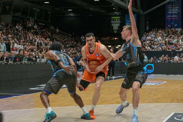 easyCredit Basketball Bundesliga, Matchday 30, Niners Chemnitz Science City Jena 18 04 2026 from 16 00 h Chemnitz, Chemnitz Arena In the photo from l Keith Braxton 13 , Yordan Minchev 91 , Joe Wieskamp 10 easyCredit Basketball Bundesliga, Matchday 30, Niners Chemnitz Science City Jena Chemnitz Saxony Germany Copyright: xEHLxMedia MichelxKöhlerx 202602003-Niners Chemnitz-Science City Jena_027