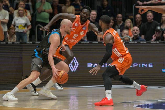 easyCredit Basketball Bundesliga, Matchday 30, Niners Chemnitz Science City Jena 18 04 2026 from 16 00 h Chemnitz, Chemnitz Arena In the photo Robin Christen 8 , Eric Washington 33 , Amadou Sow 12 ,defense easyCredit Basketball Bundesliga, Matchday 30, Niners Chemnitz Science City Jena Chemnitz Saxony Germany Copyright: xEHLxMedia MichelxKöhlerx 202602003-Niners Chemnitz-Science City Jena_042