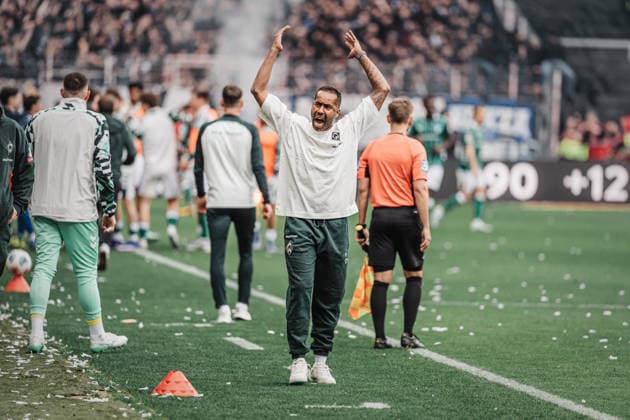Sport Bilder des Tages Fußball Männer Saison 2025 2026 1. Fußball-Bundesliga 30. Spieltag SV Werder Bremen vs. Hamburger SV 18.04.2026 Trainer Daniel Thioune (SV Werder Bremen) jubelt nach dem 3:1 Tor Bremen Weserstadion Bremen Deutschland *** Soccer Men Season 2025 2026 1 Soccer Bundesliga 30 Matchday SV Werder Bremen vs Hamburger SV 18 04 2026 Coach Daniel Thioune SV Werder Bremen cheers after the 3 1 goal Bremen Weserstadion Bremen Germany