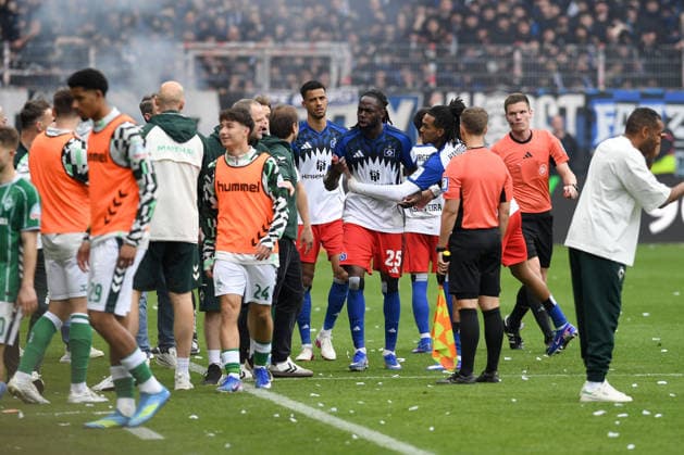 Sport Bilder des Tages Jordan Torunarigha (Hamburger SV) gestikuliert, gestik waehrend des Spiels der Bundesliga zwischen SV Werder Bremen und Hamburger SV, Weserstadion am 18. April 2026 in Bremen, Deutschland. (Foto von Ralf Treese DeFodi Images) +++ Jordan Torunarigha (Hamburger SV) gestures during the Bundesliga match between SV Werder Bremen and Hamburger SV at Weserstadion on April 18, 2026 in Bremen, Germany. (Photo by Ralf Treese DeFodi Images) DFL regulations prohibit any use of photographs as image sequences and or quasi-video. (Photo by Ralf Treese DeFodi Images) - *** Jordan Torunarigha Hamburger SV gestures, gestures during the Bundesliga match between SV Werder Bremen and Hamburger SV, Weserstadion on April 18, 2026 in Bremen, Germany Photo by Ralf Treese DeFodi Images Jordan Torunarigha Hamburger SV gestures during the Bundesliga match between SV Werder Bremen and Hamburger SV at Weserstadion on April 18, 2026 in Bremen, Germany Photo by Ralf Treese DeFodi Images DFL regulations prohibit any use of photographs as image sequences and or quasi video Photo by Ralf Treese DeFodi Images