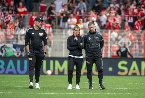 Soccer, Men, Season 2025 2026, 1 Bundesliga 30 Matchday , 1 FC Union Berlin VfL Wolfsburg, f l Co Coach Andreas Kerwin 1 FC Union , Coach Marie Louise Eta 1 FC Union Berlin , Co Coach Sebastian Bönig 1 FC Union , Disappointment after final whistle,18 04 2026, Copyright: xMatthiasxKochx