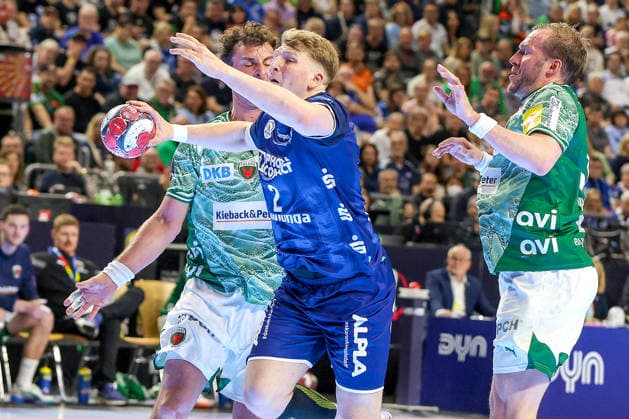 18 04 2026, xsscx, Handball, DHB Pokal Lidl Final4, TBV Lemgo Lippe Füchse Berlin, Saison 2025 2026 Herren, Lanxess Arena Lukas Hutecek TBV Lemgo Lippe 02 in duel against Max Darj Füchse Berlin 05 Photo xSandraxScherningxPressefotoKochx Nordrhein Westfalen Germany