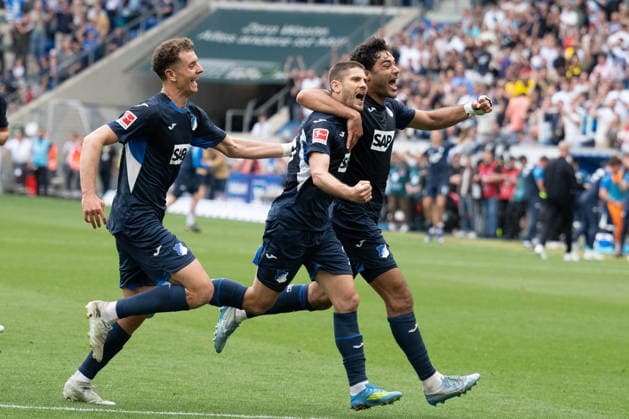 Sport Bilder des Tages Tor zum 2:1 durch Andrej Kramaric (TSG 1899 Hoffenheim, 27) Elfmeter, Strafstoss nach Handspiel. Jubel, Torjubel, bejubelt sein Tor mit Ozan Kabak (TSG 1899 Hoffenheim, 05), Fisnik Asllani (TSG 1899 Hoffenheim, 11) GER, TSG 1899 Hoffenheim vs. Borussia Dortmund, Fussball, Herren, 1. Bundesliga, 30. Spieltag, Spielzeit 2025 2026, 18.04.2026, DFL DFB REGULATIONS PROHIBIT ANY USE OF PHOTOGRAPHS AS IMAGE SEQUENCES AND OR QUASI-VIDEO, GER, TSG 1899 Hoffenheim vs. Borussia Dortmund, Fussball, Herren, 1. Bundesliga, 30. Spieltag, Spielzeit 2025 2026, 18.04.2026 Sinsheim *** Goal for 2 1 by Andrej Kramaric TSG 1899 Hoffenheim, 27 penalty, penalty kick after handball cheers, goal celebration, celebrates his goal with Ozan Kabak TSG 1899 Hoffenheim, 05 , Fisnik Asllani TSG 1899 Hoffenheim, 11 GER, TSG 1899 Hoffenheim vs Borussia Dortmund, Football, Men, 1 Bundesliga, Matchday 30, Season 2025 2026, 18 04 2026, DFL DFB REGULATIONS PROHIBIT ANY USE OF PHOTOGRAPHS AS IMAGE SEQUENCES AND OR QUASI VIDEO, GER, TSG 1899 Hoffenheim vs Borussia Dortmund, Football, Men, 1 Bundesliga, Matchday 30, Season 2025 2026, 18 04 2026 Sinsheim Copyright: xEibner-Pressefoto WolfgangxFrankx EP_WFK