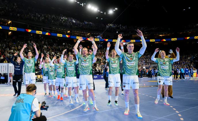 Final cheer Füchse Berlin, r l Mathias GIDSEL B , Lasse ANDERSSON B , Lukas HERBURGER B , Max DARJ B , Aitor Arino B , Tobias Groendahl Gröndahl B , Matthes LANGHOFF B , Lauro PICHIRI B Semifinal, TBV Lemgo Lippe Füchse Berlin, on 18 04 2026 Handball DHB Pokal Final4, from 18 04 19 04 2026 in Cologne Germany Lanxess Arena