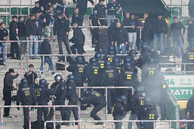 Sport Bilder des Tages Polizeieinsatz im Gästeblock GER, SV Werder Bremen vs. Hamburger SV, Fussball, Bundesliga, Spieltag 30, Spielzeit 2025 2026, 18.04.2026 DFL REGULATIONS PROHIBIT ANY USE OF PHOTOGRAPHS AS IMAGE SEQUENCES AND OR QUASI-VIDEO GER, SV Werder Bremen vs. Hamburger SV, Fussball, Bundesliga, Spieltag 30, Spielzeit 2025 2026, 18.04.2026 Bremen *** Police operation in the guest block GER, SV Werder Bremen vs Hamburger SV, Football, Bundesliga, Matchday 30, Season 2025 2026, 18 04 2026 DFL REGULATES PROHIBIT ANY USE OF PHOTOGRAPHS AS IMAGE SEQUENCES AND OR QUASI VIDEO GER, SV Werder Bremen vs Hamburger SV, Football, Bundesliga, Matchday 30, Season 2025 2026, 18 04 2026 Bremen Copyright: xEibner-Pressefoto MarcelxvonxFehrnx EP_MFN