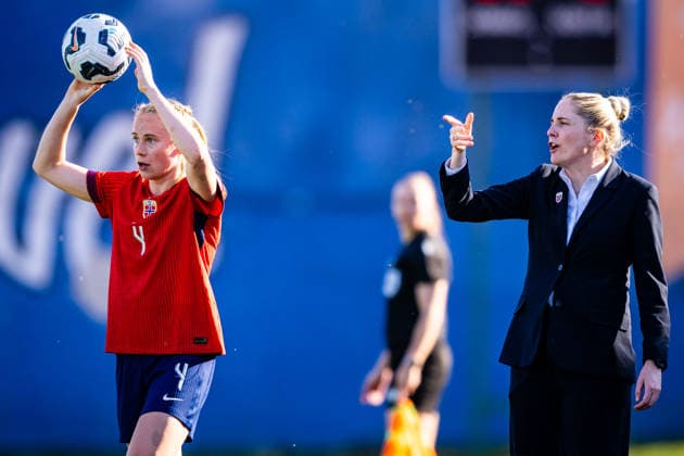 260418 Julie Blakstad and head coach Gemma Grainger of Norway during the FIFA Women s World Cup Qualifier football match between Slovenia and Norway on April 18, 2026 in Ptuj Photo Marius Simensen BILDBYRAN COP 238 MM0066 bbeng dam fifa world cup qualifiers football fotball landskamp norge norway slovenia slovenien soccer vm kvalik vm kvalifisering kvinner  Copyright: MARIUSxSIMENSEN BB260418BB987