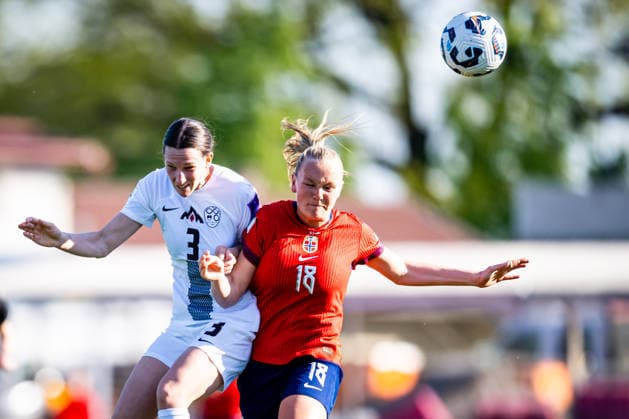 260418 Sara AgreÅ¾ of Slovenia and Frida Maanum of Norway during the FIFA Women s World Cup Qualifier football match between Slovenia and Norway on April 18, 2026 in Ptuj Photo Marius Simensen BILDBYRAN COP 238 MM0066 bbeng dam fifa world cup qualifiers football fotball landskamp norge norway slovenia slovenien soccer vm kvalik vm kvalifisering kvinner  Copyright: MARIUSxSIMENSEN BB260418BB989