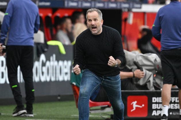 Sport Bilder des Tages Jubel Trainer Manuel Baum (FC Augsburg) nach dem Abpfiff 18.04.2026, Fussball 1. Bundesliga, Saison 2025 2026, 30. Spieltag, Bayer 04 Leverkusen - FC Augsburg DFL regulations prohibit any use of photographs as image sequences and or quasi-video Leverkusen BayArena Nordrhein Westfalen Deutschland *** Cheering coach Manuel Baum FC Augsburg after the final whistle 18 04 2026, Soccer 1 Bundesliga, Season 2025 2026, Matchday 30, Bayer 04 Leverkusen FC Augsburg DFL regulations prohibit any use of photographs as image sequences and or quasi video Leverkusen BayArena Nordrhein Westfalen Germany Team2
