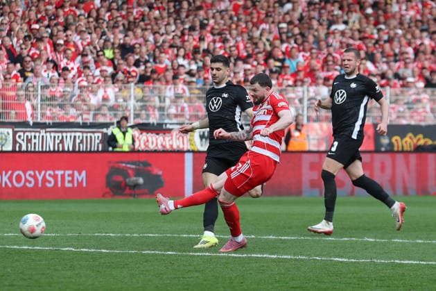 Sport Bilder des Tages 18.04.2026, xtgx, Fussball 1. Bundesliga, 1. FC Union Berlin - VfL Wolfsburg emspor, v.l. Oliver Burke (Union Berlin, 7) schiesst Tor, schießt, Torschuetze, erzielt Tor, Treffer, scores the goal 1:2 (DFL DFB REGULATIONS PROHIBIT ANY USE OF PHOTOGRAPHS as IMAGE SEQUENCES and or QUASI-VIDEO) Berlin *** 18 04 2026, xtgx, Fussball 1 Bundesliga, 1 FC Union Berlin VfL Wolfsburg emspor, v l Oliver Burke Union Berlin, 7 schiesst Tor, schießt, Torschuetze, erzielt Tor, Treffer, scores the goal 1 2 DFL DFB REGULATIONS PROHIBIT ANY USE OF PHOTOGRAPHS as IMAGE SEQUENCES and or QUASI VIDEO Berlin