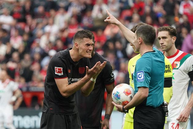 Sport Bilder des Tages Fussball, 1.BL Saison 2025 2026, Bayer 04 Leverkusen - FC Augsburg , 18.04.2026, Bayarena Leverkusen Patrick Schick, protestiert, Bayer 04 Leverkusen, Benjamin Brand Schiedsrichter , *** Football, 1 BL Season 2025 2026, Bayer 04 Leverkusen FC Augsburg , 18 04 2026, Bayarena Leverkusen Patrick Schick, protests, Bayer 04 Leverkusen, Benjamin Brand Referee ,