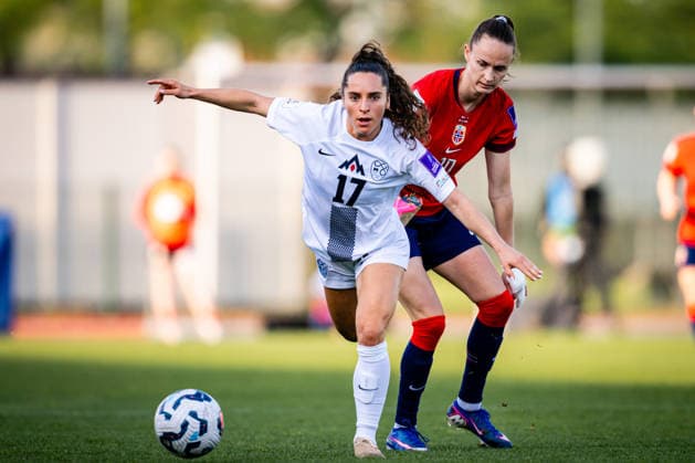 260418 Izabela KriÅ¾aj of Slovenia and Caroline Graham Hansen of Norway during the FIFA Women s World Cup Qualifier football match between Slovenia and Norway on April 18, 2026 in Ptuj Photo Marius Simensen BILDBYRAN COP 238 MM0066 bbeng dam fifa world cup qualifiers football fotball landskamp norge norway slovenia slovenien soccer vm kvalik vm kvalifisering kvinner  Copyright: MARIUSxSIMENSEN BB260418ZN008