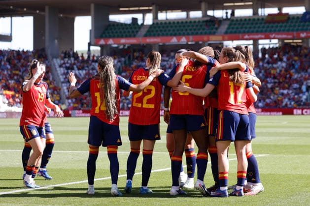April 18, 2026, Cordoba, Cordoba, Spain: Edna Imade of Spain celebrates a goal with teammates during the European WomenÃ¢â‚¬â ¢s qualifiers for the FIFA WomenÃ¢â‚¬â ¢s World Cup 2027, League Phase MD4, football match played between Spain and Ukraine at Bahrain Victorious Nuevo Arcangel stadium on April 18, 2026, in Cordoba, Spain. Cordoba Spain - ZUMAa181 20260418_zaa_a181_124 Copyright: xDennisxAgyemanx