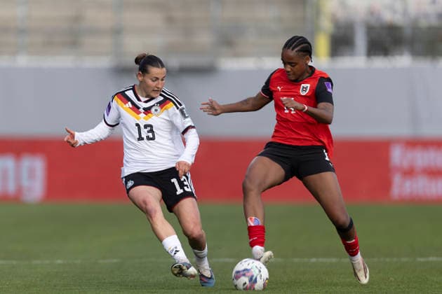 AUT, Ried im Innkreis, Fußball, Frauen WM Qualifikation, 4 Spieltag, Oesterreich vs Deutschland im Bild v l Carlotta Wamser Germany 13 , Maria Plattner Austria 14 , Zweikampf 18 04 2026, BWT X Oberoesterreichische Arena Ried im Innkreis UEFA REGULATIONS PROHIBIT ANY USE OF PHOTOGRAPHS AS IMAGE SEQUENCES AND OR QUASI VIDEO, Copyright: HMBxMedia PaulxFritz
