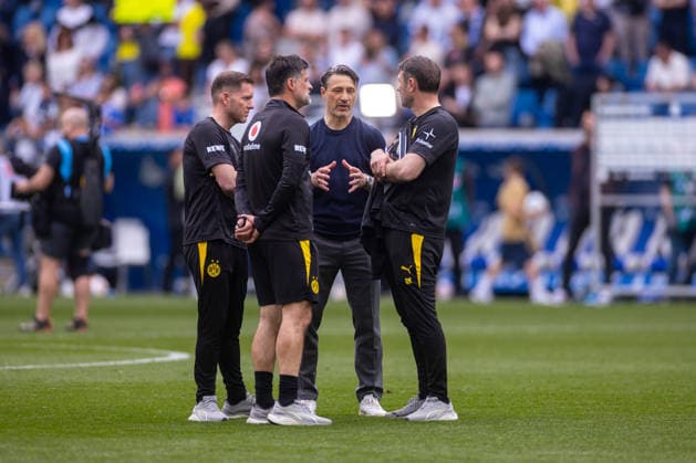 Sport Bilder des Tages 18.04.2026, 30. Spieltag in der 1. Fussball Bundesliga, TSG Hoffenheim - Borussia Dortmund. v. l. Co-Trainer Analyse Stephen Rands (Borussia Dortmund), Co-Trainer Filip Tapalovic (Borussia Dortmund), Trainer Niko Kovac (Borussia Dortmund), Co-Trainer Robert Kovac (Borussia Dortmund) diskutieren. Sinsheim PreZero Arena Baden-Württemberg Deutschland xRHR-FOTO DEx *** 18 04 2026, Matchday 30 in Bundesliga 1, TSG Hoffenheim Borussia Dortmund v l Co Coach Analysis Stephen Rands Borussia Dortmund , Co Coach Filip Tapalovic Borussia Dortmund , Coach Niko Kovac Borussia Dortmund , Co Coach Robert Kovac Borussia Dortmund discuss Sinsheim PreZero Arena Baden Württemberg Germany xRHR PHOTO DEx Copyright: DennisxEwert RHR-FOTOx RHR-FOTO DE