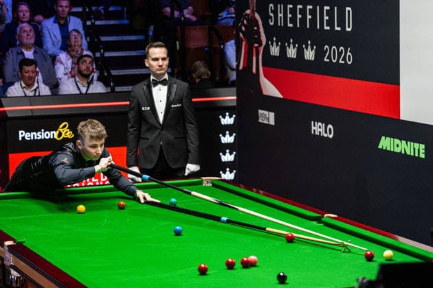Sport Bilder des Tages RECORD DATE NOT STATED 18th April 2026; The Crucible Theatre, Sheffield, Yorkshire, England; 2026 Halo World Championship, WM, Weltmeisterschaft Snooker, Day One; Antoni Kowalski in action with the long rest during his 1st round match against Mark Williams GodfreyxPitt