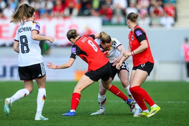 WOMEN SOCCER - FIFA World Cup, WM, Weltmeisterschaft, Fussball 2027, quali, AUT vs GER RIED,AUSTRIA,18.APR.26 - WOMEN SOCCER - FIFA Women s World Cup 2027, european qualifiers, OEFB international match, Länderspiel, Nationalmannschaft Austria vs Germany. Image shows Barbara Dunst (AUT), Sarai Linder (GER) and Sarah Gutmann (AUT). GEPAxpictures xChristianxMoser