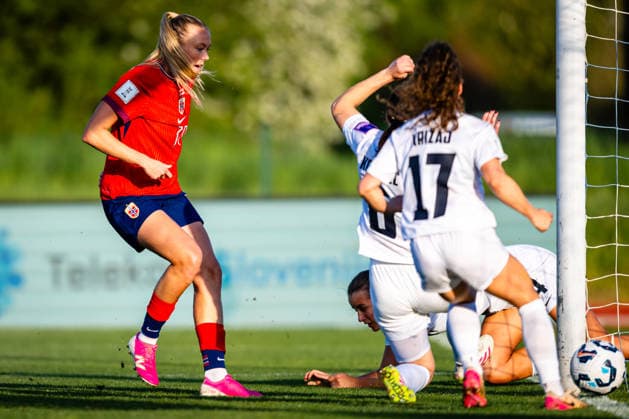 260418 Synne Sofie Kinden Jensen of Norway scores the 1 2 goal during the FIFA Women s World Cup Qualifier football match between Slovenia and Norway on April 18, 2026 in Ptuj Photo Marius Simensen BILDBYRAN COP 238 MM0066 bbeng dam fifa world cup qualifiers football fotball landskamp norge norway slovenia slovenien soccer vm kvalik vm kvalifisering kvinner  Copyright: MARIUSxSIMENSEN BB260418ZA009